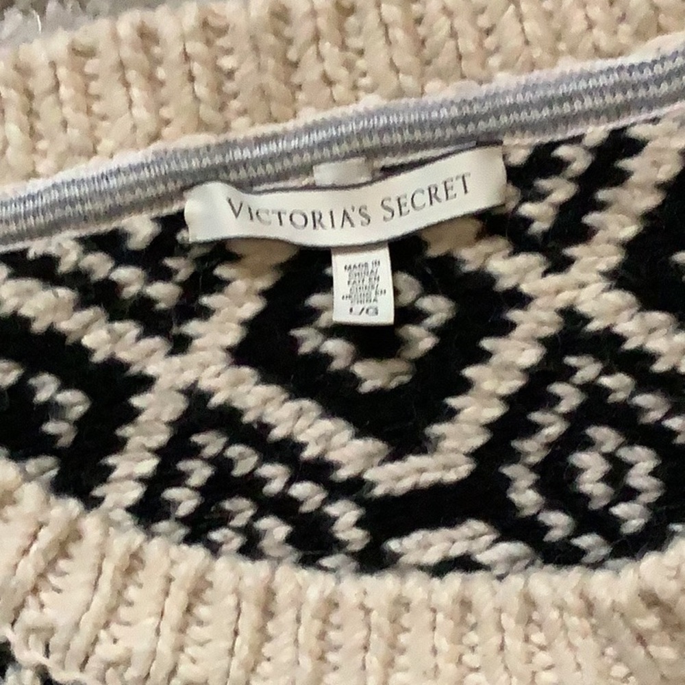 Gorgeous Victoria’s Secret Sweater 🖤🖤🖤 - Picture 3 of 8